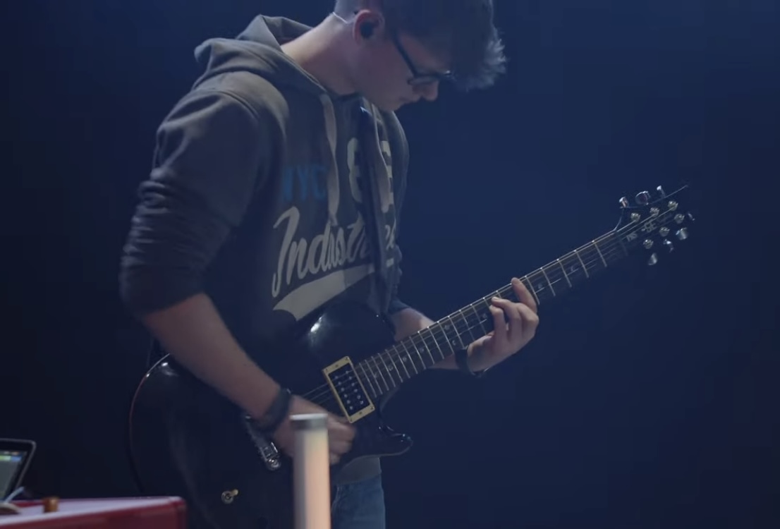 Jan playing guitar (2)